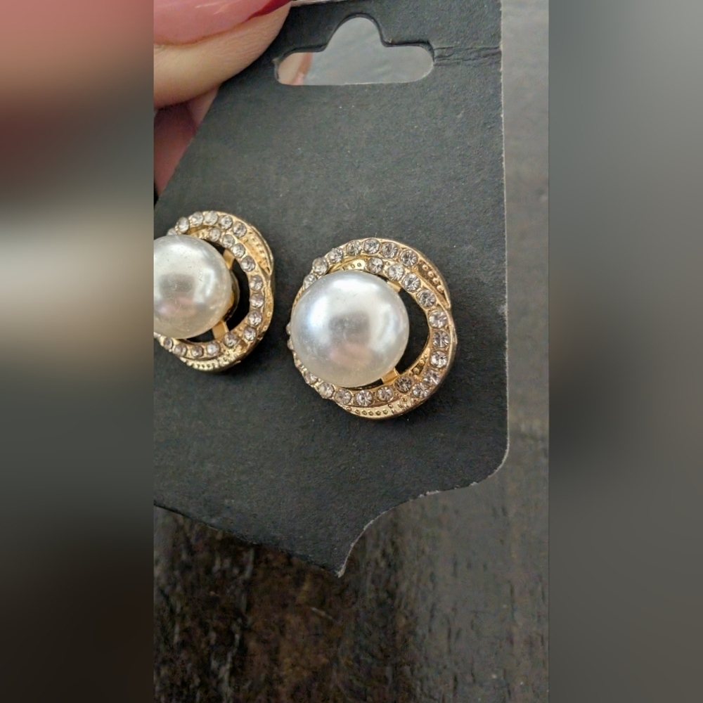 Elegant Vintage faux Gold and Pearl Stud Earrings - Picture 4 of 5